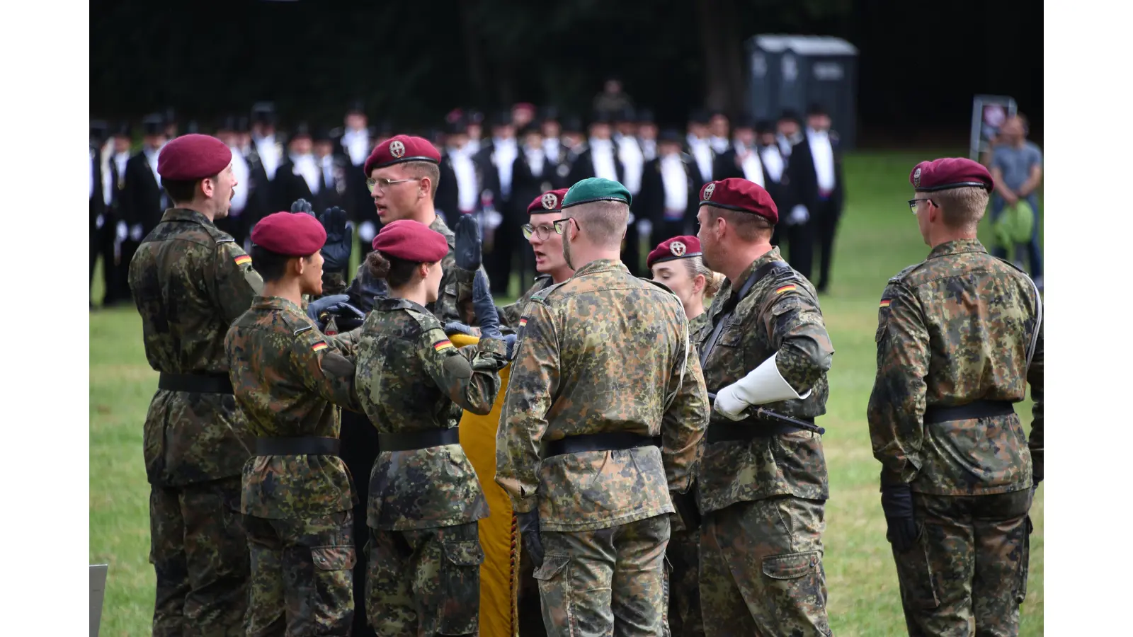 Mit der Hand an der Truppenfahne schwören oder geloben die jungen Soldatinnen, der Bundesrepublik Deutschland treu zu dienen und das Recht und die Freiheit des deutschen Volkes tapfer zu verteidigen. (Foto: jp)