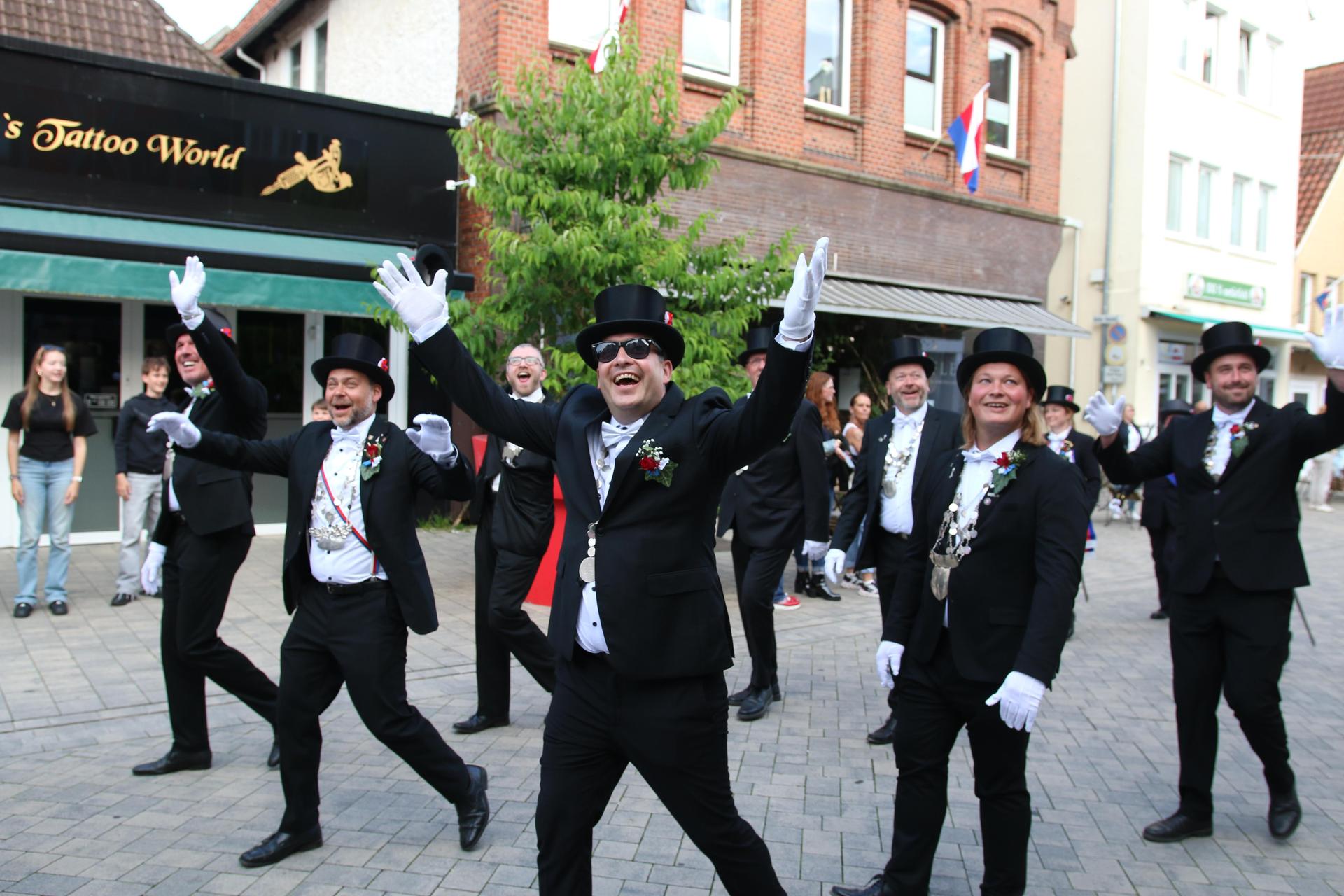 Die Stadthäger haben am Mittwoch den Start des Schützenfestes fröhlich gefeiert.  (Foto: bb)