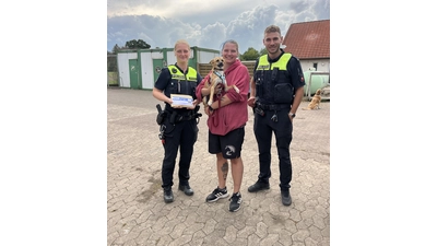Polizeibeamtin Daria Brammeier (li.) und Polizeibeamter Bastian Rekate (re.) übergeben die Spende an Tierheimmitarbeiterin Lucie. (Foto: privat)