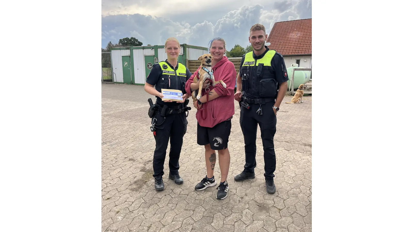Polizeibeamtin Daria Brammeier (li.) und Polizeibeamter Bastian Rekate (re.) übergeben die Spende an Tierheimmitarbeiterin Lucie. (Foto: privat)