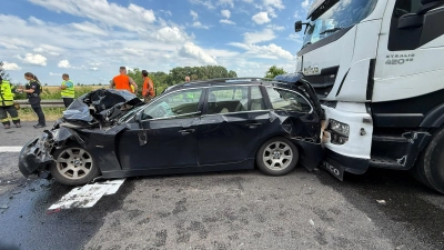 Auf der A2: Die Unfallfahrzeuge. (Foto: Feuerwehr)