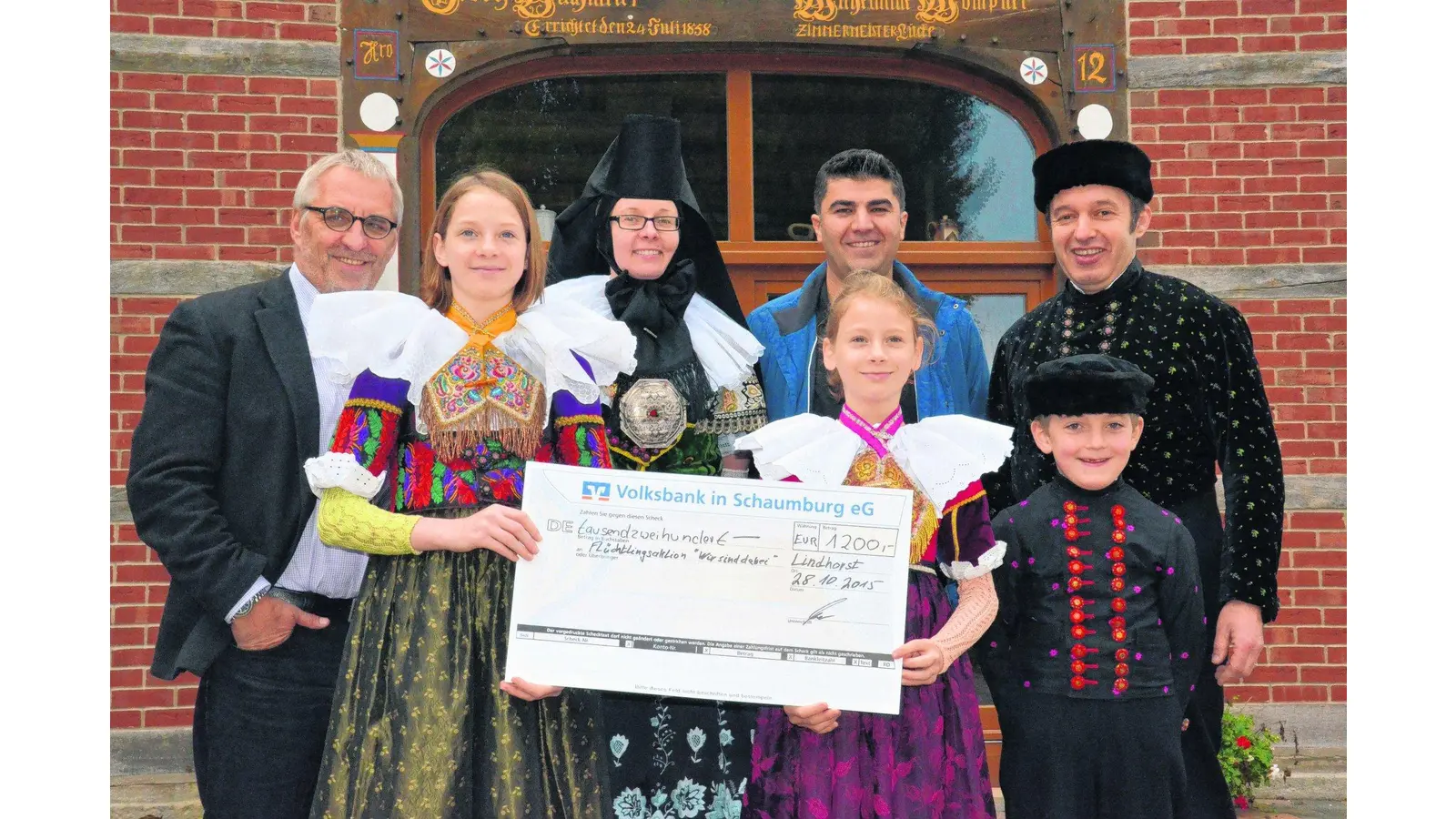 Trachtengruppe und das Dönerhaus spenden kräftig Scheck über 1200 Euro für Flüchtlingshilfe übergeben (Foto: bt)