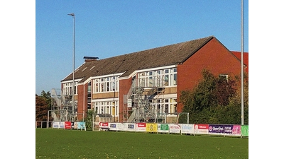 Über die Gerüsttreppen an der Fassade sollen dié Schüler und Lehrer im Falle eines Brandes schnell flüchten können. (Foto: nh)