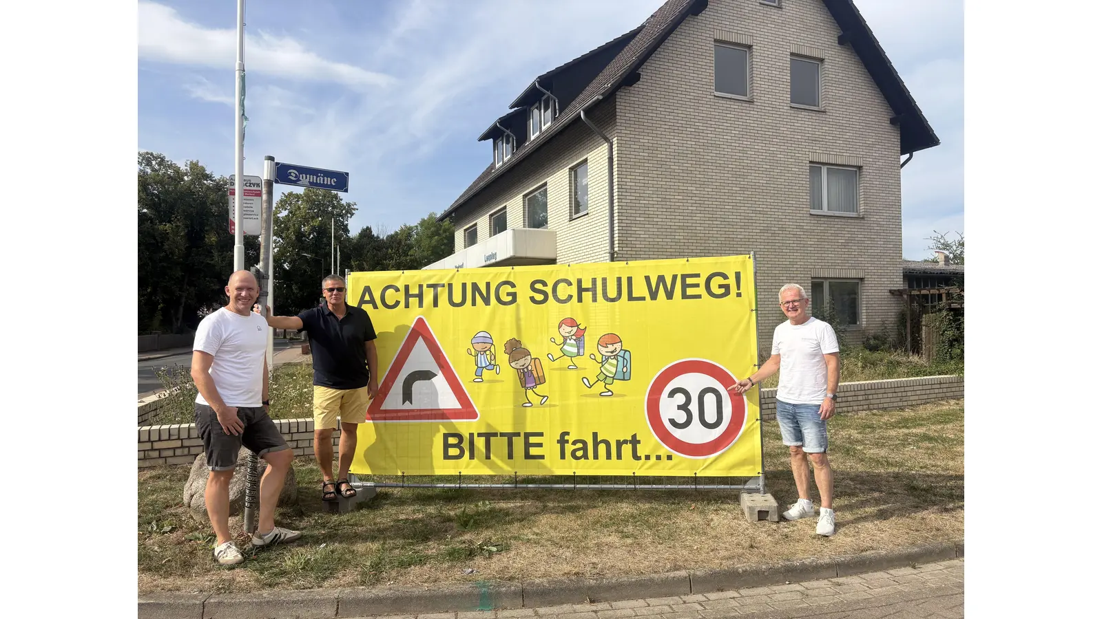 Mit einem Banner fordert die Stadt die Autofahrer auf, ihre Geschwindigkeit freiwillig zu reduzieren.  (Foto: privat)