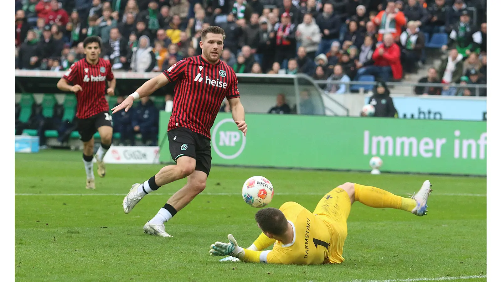 Benjamin Källmanns Abschluss wird vom Darmstädter Schlussmann Marcel Schuhen entschärft, 96 muss seine vielen Chancen besser verwerten.  (Foto: bb)