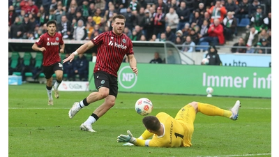 Benjamin Källmanns Abschluss wird vom Darmstädter Schlussmann Marcel Schuhen entschärft, 96 muss seine vielen Chancen besser verwerten.  (Foto: bb)