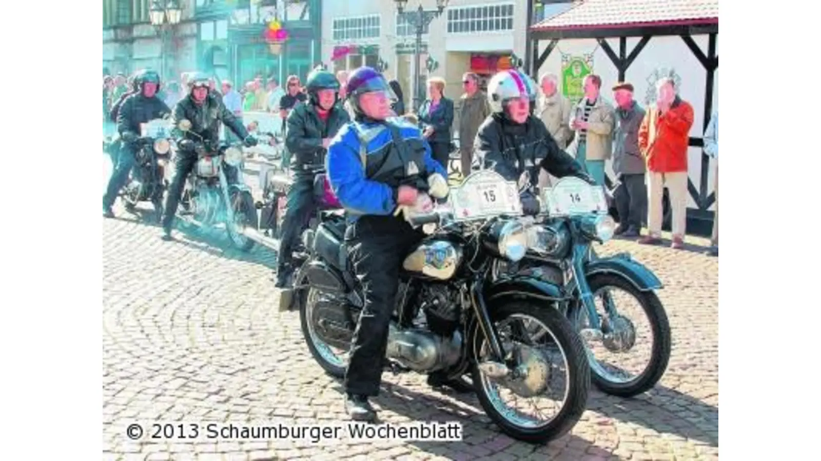 140 Oldtimer schnaufen über einen zauberhaften Rundkurs (Foto: km)