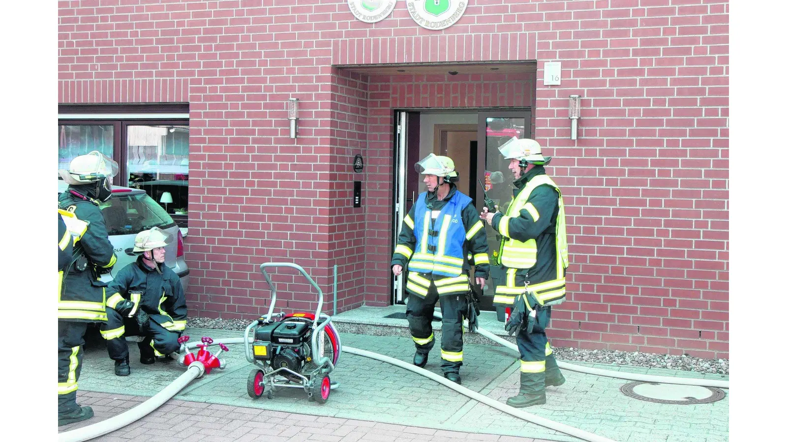 Rascher Einsatz rettet einen Dachstuhl (Foto: bb)