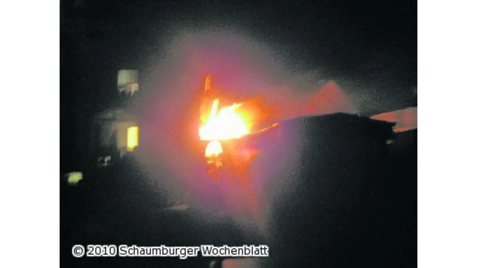 Gartenhütte steht lichterloh in Flammen (Foto: em)