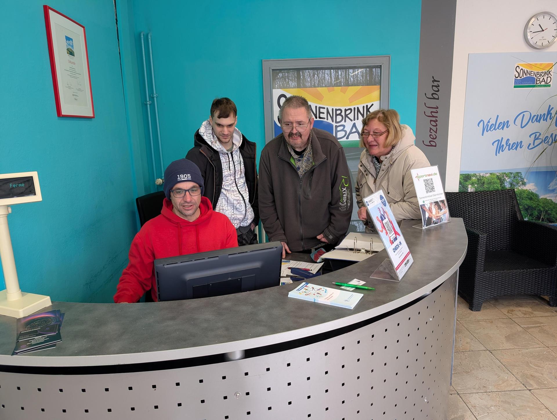 Das Team vom Sonnenbrinkbad hat auch gleich die ersten Saisonkarten verkauft.  (Foto: Stadt Obernkirchen)