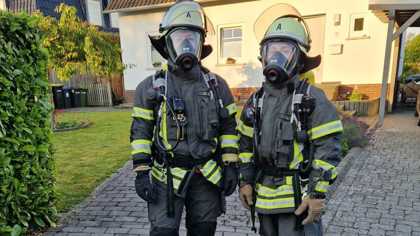 Der mit schweren Atemschutz ausgerüstete Angriffstrupp musste in Buchholz nicht mehr aktiv werden. (Foto: FF SG Eilsen)
