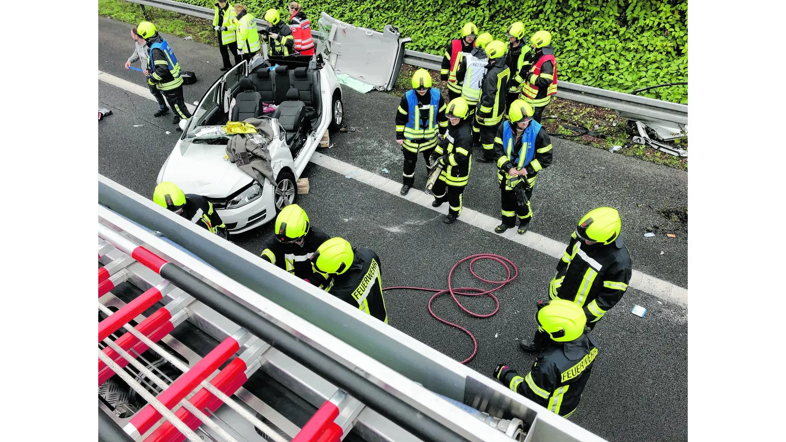 Golf schliddert quer über die Autobahn (Foto: al)