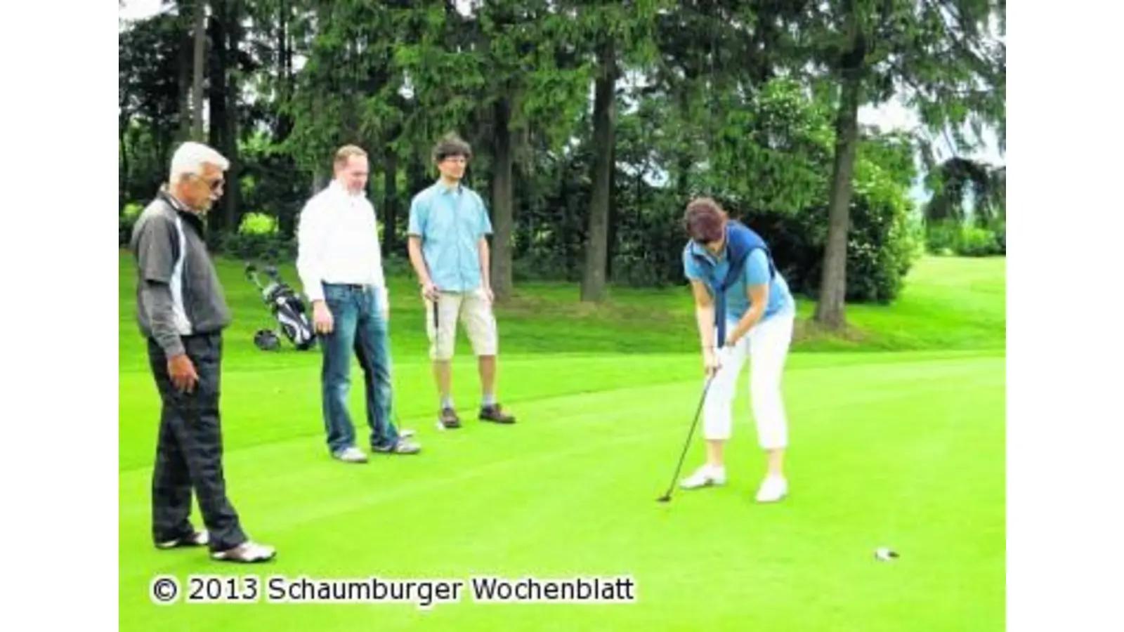 Golfinteressierte putten auf dem frischen Grün (Foto: ro)