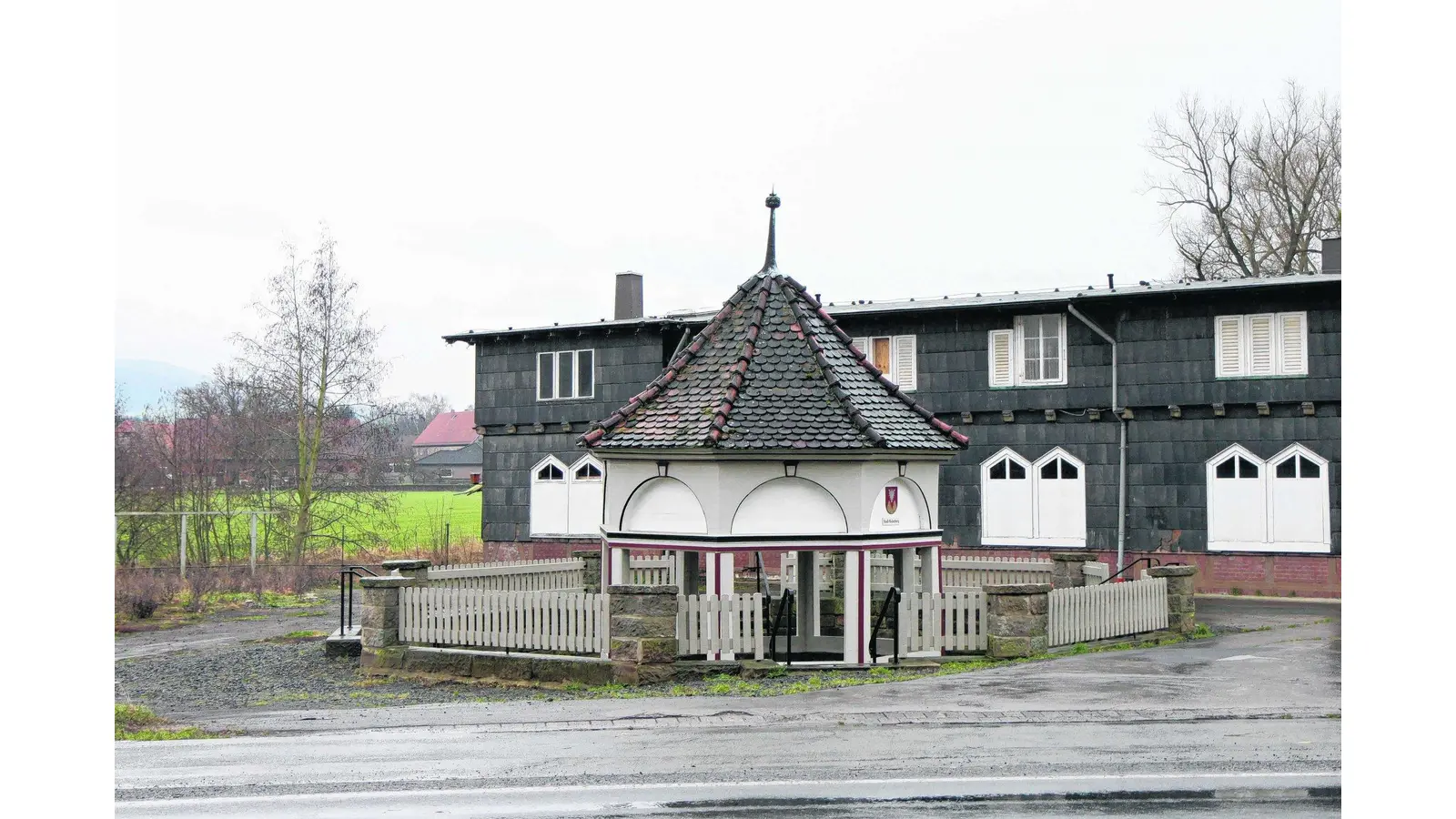 Rat stimmt für kräftigen Schluck aus der Pulle (Foto: bb)