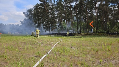 Bei den Löscharbeiten: Einsatzkräfte der Feuerwehr. (Foto: Feuerwehr)