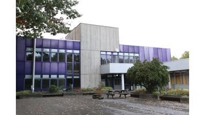 Das Gebäude der ehemaligen Hans-Christian-Andersen-Schule soll im Inneren gründlich umstrukturiert werden, bevor die IGS-Oberstufe einzieht. (Foto: Borchers, Bastian)