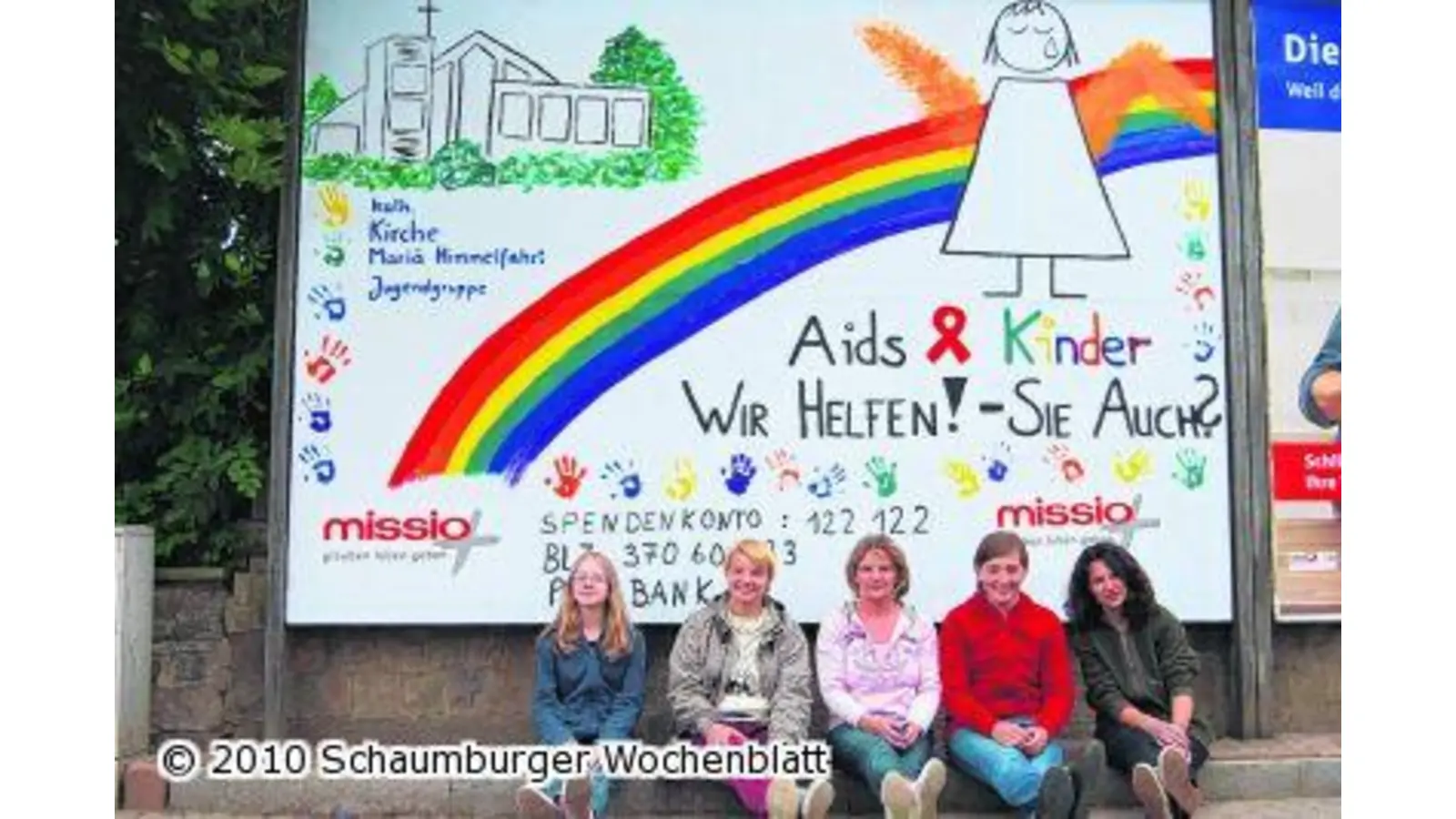 Passanten staunen über Werbeplakat (Foto: al)