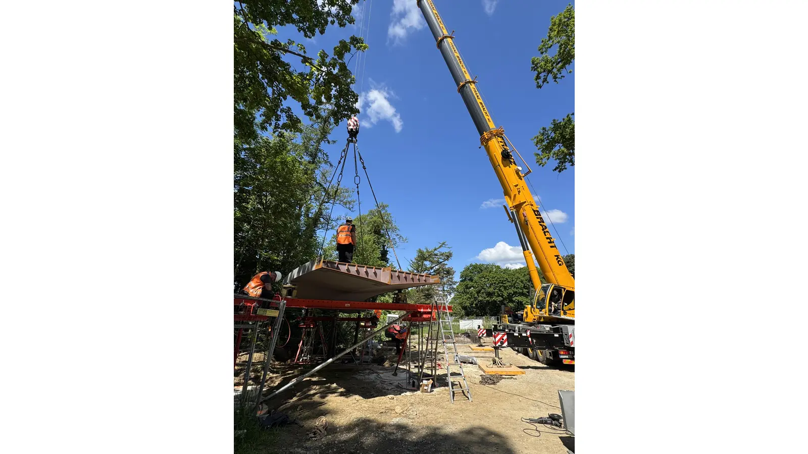 Das erste von insgesamt 14 Teilen der Brücke über die Bundesstraße 65 wird eingesetzt.  (Foto: privat)