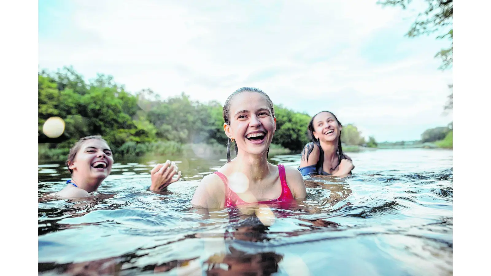 Enjoying forest party with friends. Group of beautiful happy young men and girls swimming at the river together. Summer, party, adventure, youth, frienship concept (Foto: mk)