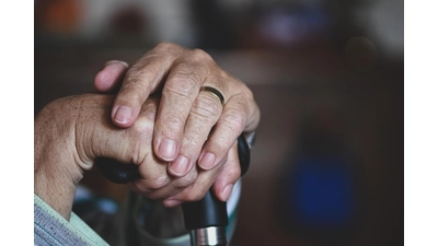 Die Kosten für die Plätze in Pflegeheimen sind von vielen Menschen nicht mehr aus eigenem Einkommen oder Vermögen zu decken. (Foto: pixabay von Alexas_Fotos)