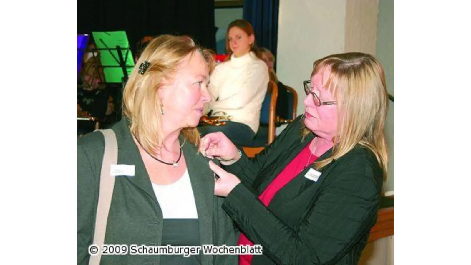 Heike Klenke erhält die Ehrennadel (Foto: bb)