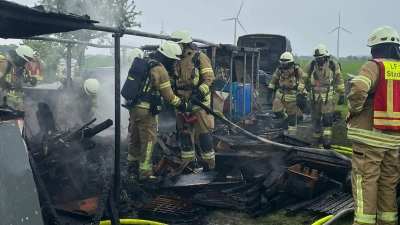 Die Feuerwehr löscht den Brand des Gartenschuppens. (Foto: privat)