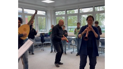 Die Gruppe „Capella de la Torre“ führt die Schüler in die Welt der Renaissance-Musik ein.  (Foto: privat)
