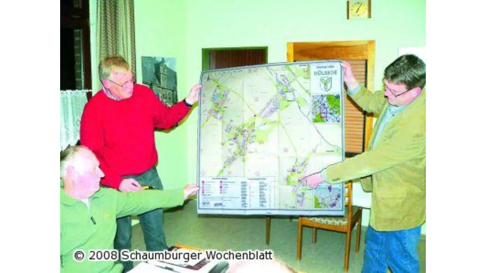 Berufsschüler stellen aktuelle Ortstafeln auf (Foto: al)