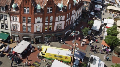 Blick von der Stadtkirche: Der Wochenmarkt in der Fußgängerzone. (Foto: privat)