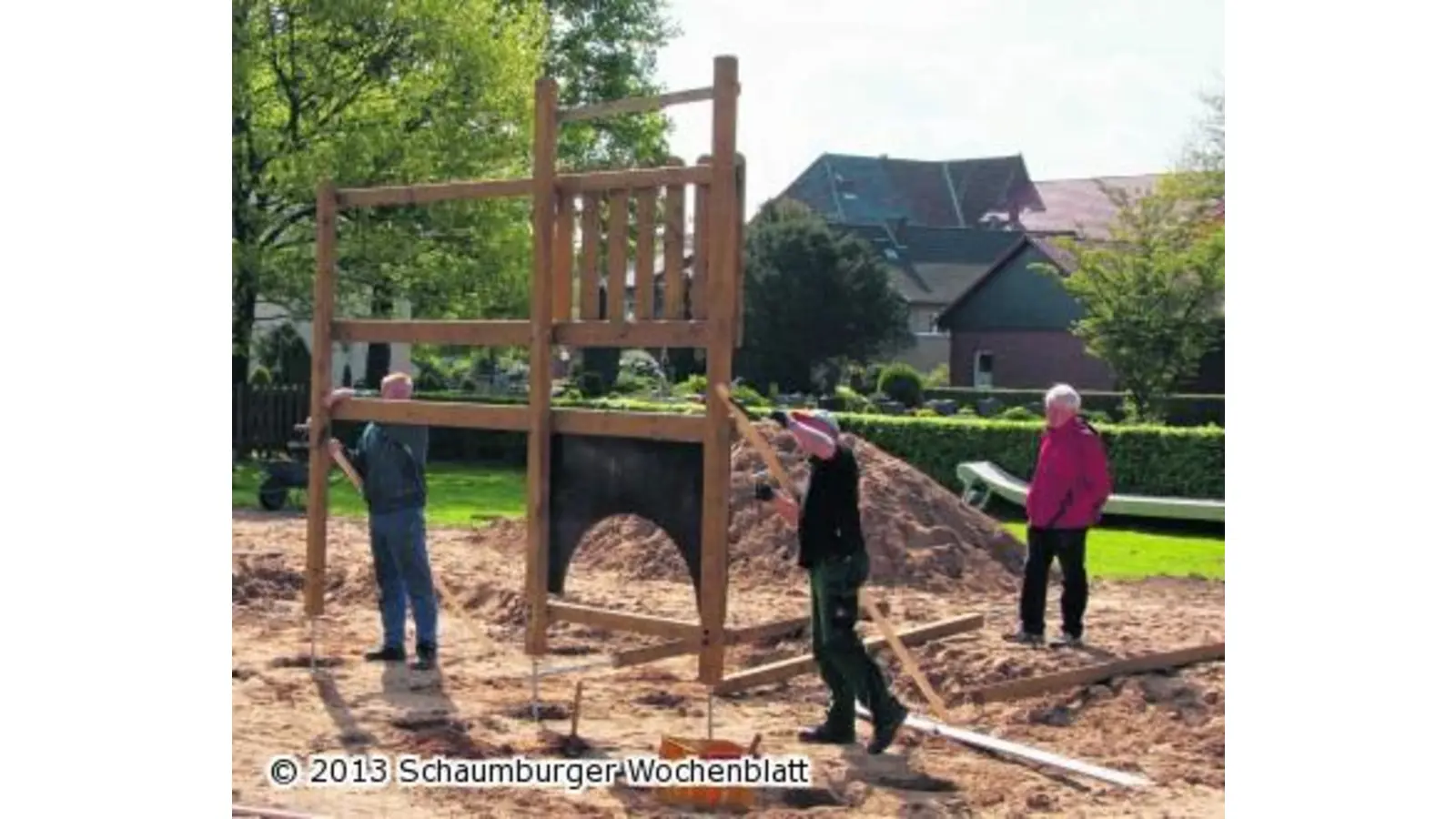 Väter errichten neue Geräte auf dem Spielplatz (Foto: wtz)