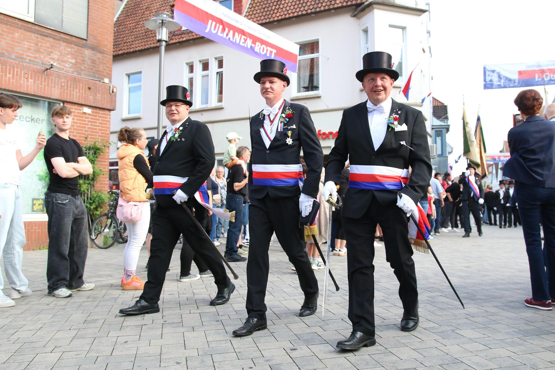 Die Stadthäger haben am Mittwoch den Start des Schützenfestes fröhlich gefeiert.  (Foto: bb)