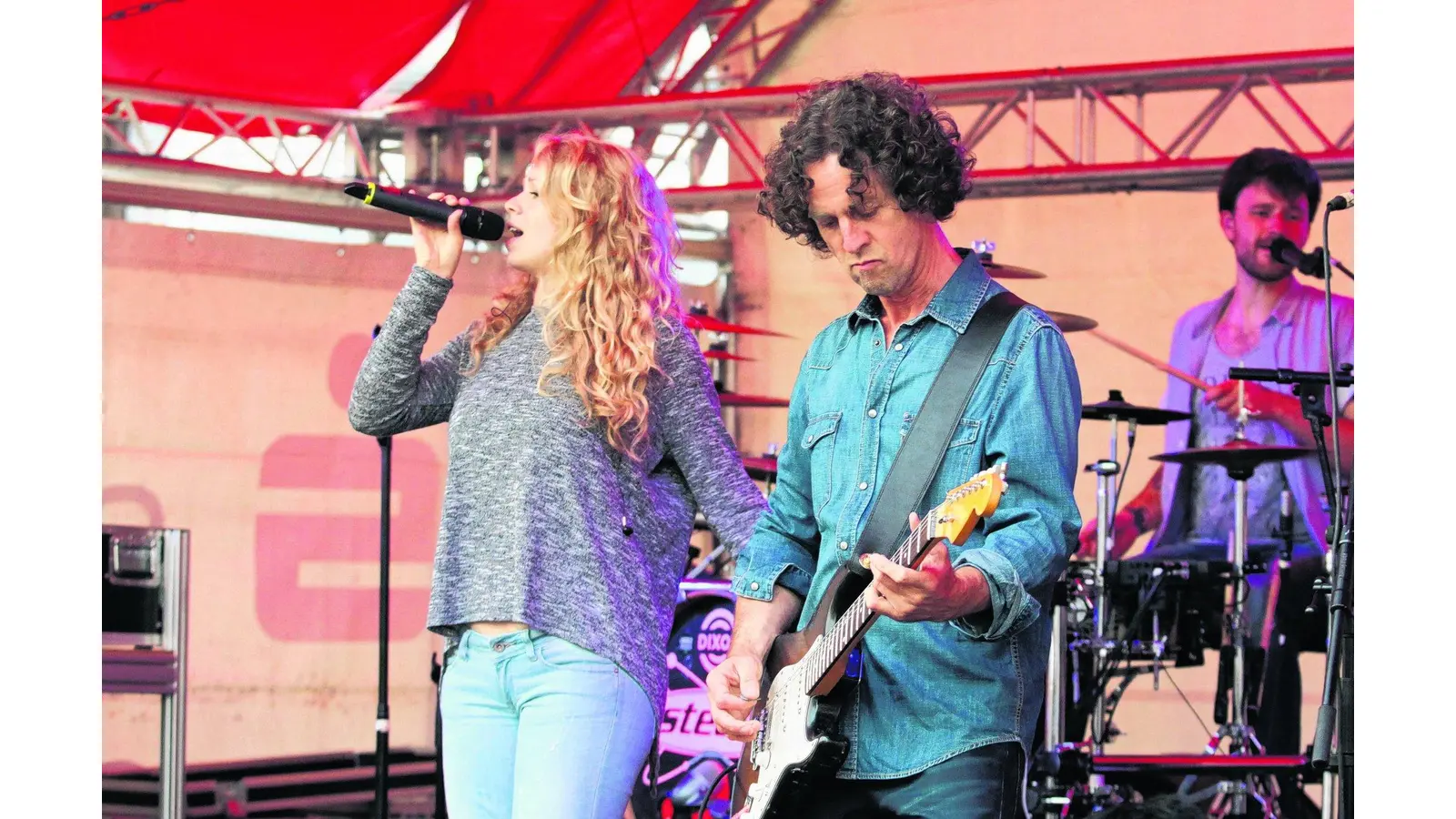 Ausgelassen feiern mit zwei Live-Bands (Foto: bb)