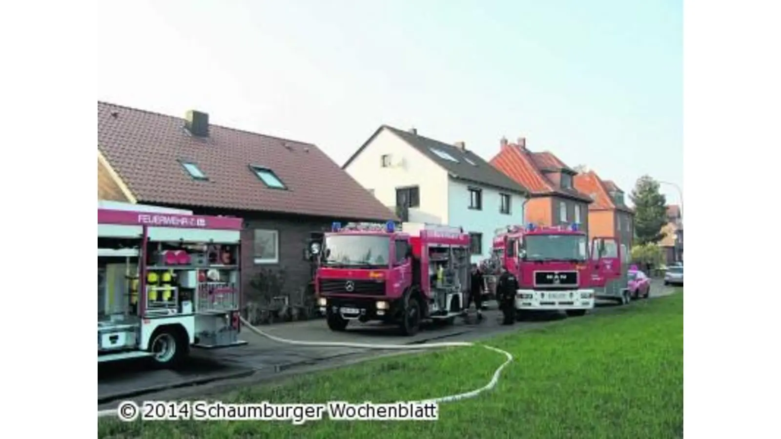 Einsatzkräfte retten Bewohner (Foto: mh)