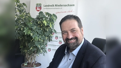 Landvolkspräsident Dr. Holger Hennies gratuliert Ministerpräsident Stephan Weil und bietet ihm weiterhin eine konstruktive Zusammenarbeit an. (Foto: Foto: Landvolk.)