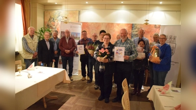 Siegerin Birgitta Goebel, vorn links, und alle weiteren Gewinner mit der Jury und dem Vorsitzenden (2. von links) (Foto: ab)