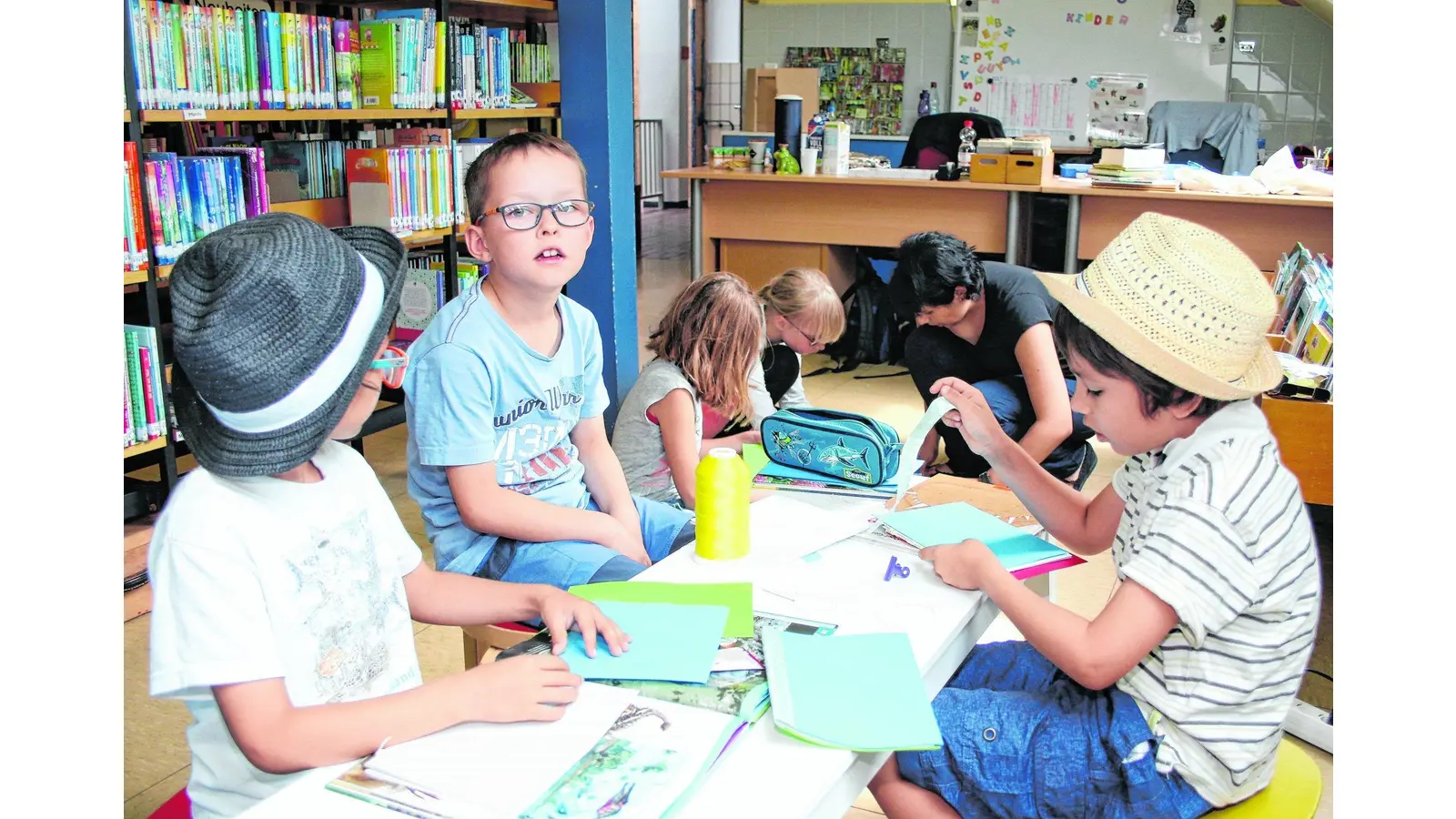 Junge Buchbastler in der Samtgemeindebücherei (Foto: bb)