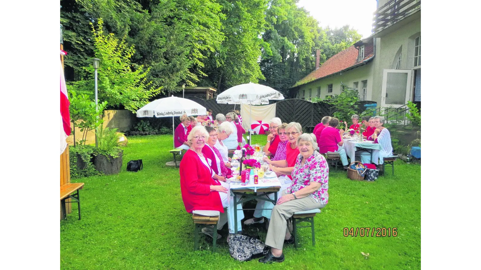 Treffen an der weiß-roten Frauentafel (Foto: mk)