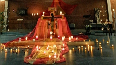 Mit Kerzen erleuchtet: Die Kirche in Rehburg. (Foto: privat)