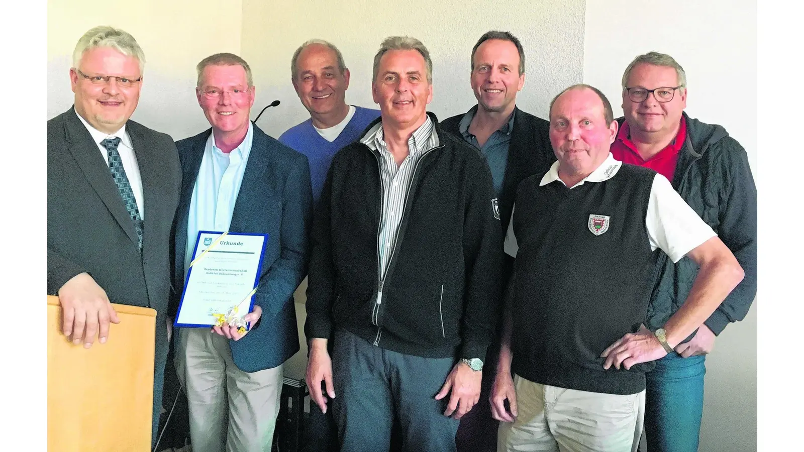 Stadt Obernkirchen ehrt erfolgreiche Golf-Senioren für die Saisonleistung (Foto: red)