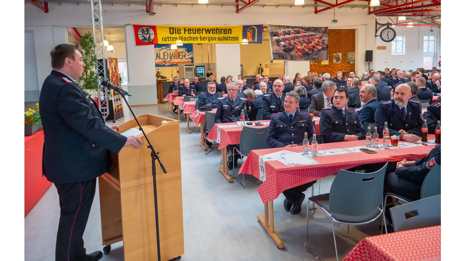 Samtgemeindebrandmeister Tobias Komossa spricht auf dem Feuerwehrehrentag zu den Kameradinnen und Kameraden der Samtgemeindewehren (Foto: wk)