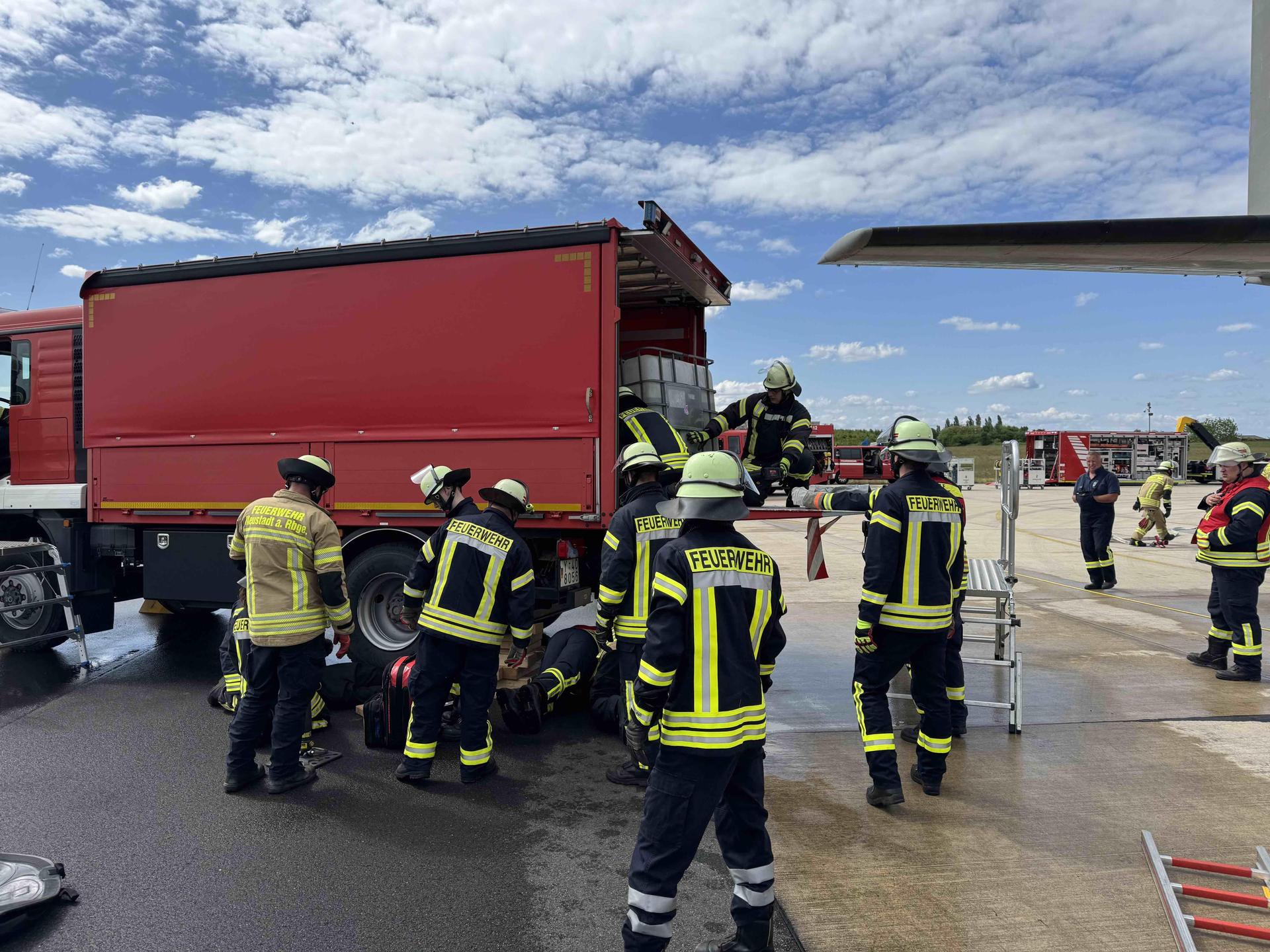 Auf dem Fliegerhorst: Eine Großübung der Regionsfeuerwehr. (Foto: Feuerwehr)