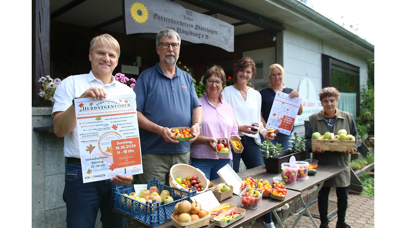 Bürgermeister Oliver Theiß, Jürgen Damke, Vorsitzender des Gartenbauvereins, die SMS-Vorsitzende Juliane Djouimai, Sabrina Wiebking vom SMS-Vorstand und Elke Helkenberg (Gartenbauverein) blicken dem „Stadthäger Herbstgestöber” entgegen.  (Foto: bb)