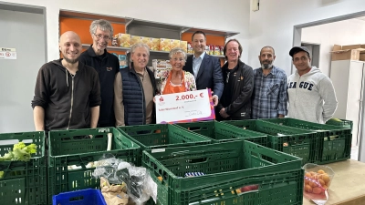 Bei der Übergabe im Tafelhaus (v.li.): Marcel Wallprecht, Michael Krause-Kaiser, Wolfgang Klein, Ursula Jungbluth, Michael Scholz, Frank Löffler, Treq Hameed und Rahim Momammadi. (Foto: privat)