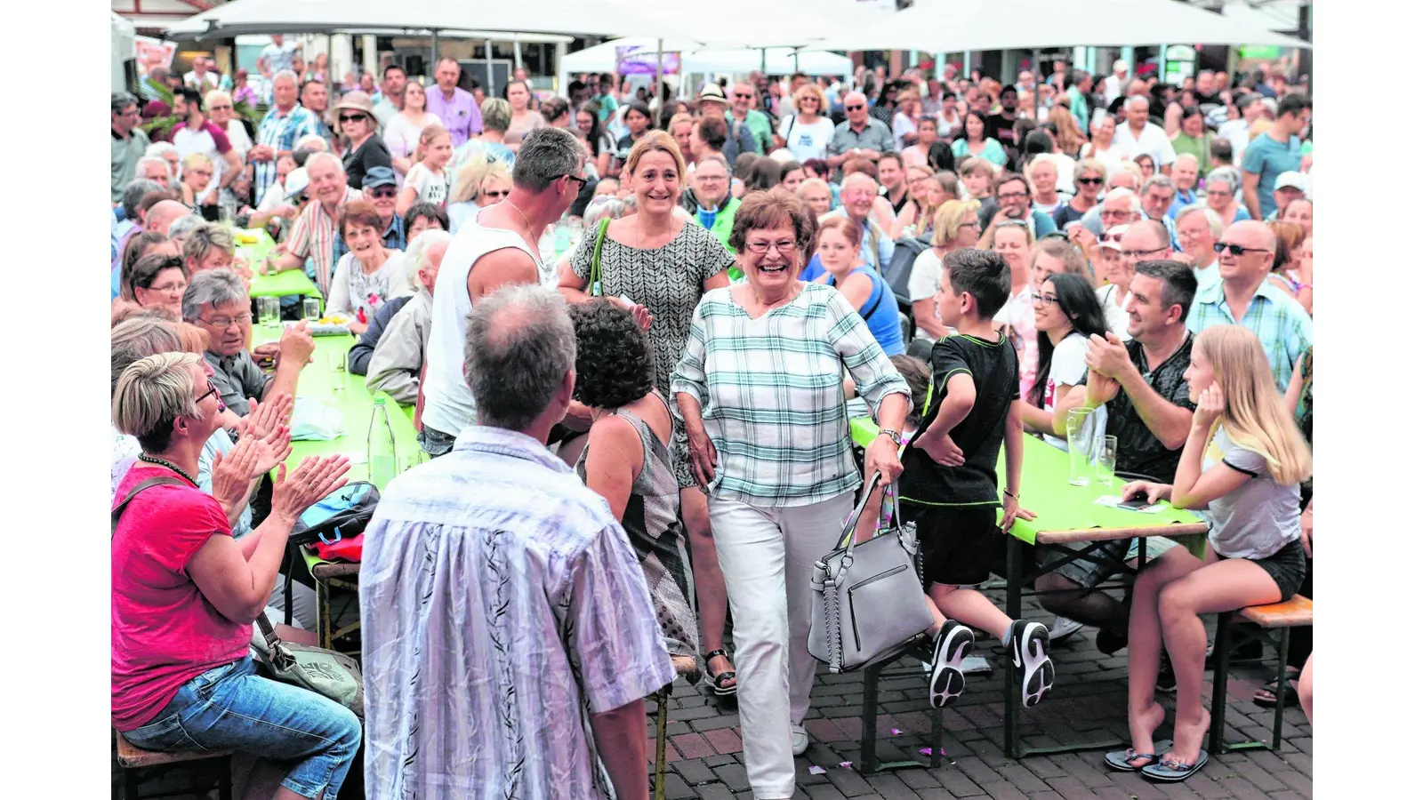 Hauptgewinnerin verbreitet ansteckende Freude (Foto: bb)