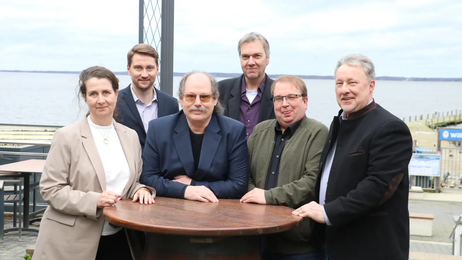 Am Steinhuder Meer (v.li.): Stefanie Rees, Marcel Müller, Jürgen Mackeben, Martin Meier, Thomas Amberg und Andreas Erdt. (Foto: gi)