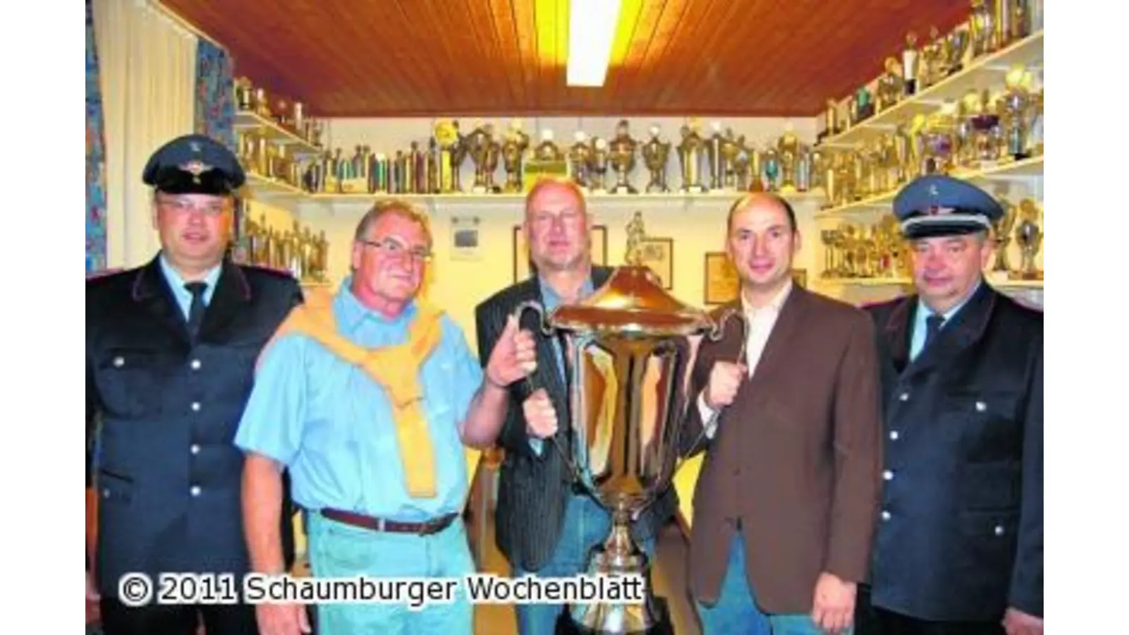 Gewinner der Eimerfestspiele dürfen Riesen-Pokal einsacken (Foto: ste)