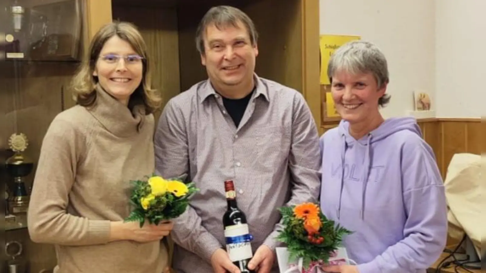 Mit Blumen und Präsenten für langjährige Vorstandsarbeit geehrt: Christiane Eggelmann, Michael Horstmeier und Cora Horstmeier. (Foto: privat)