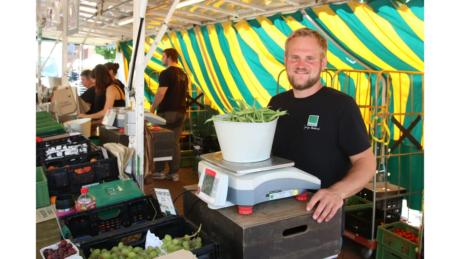 Thomas Wollny, Vertreter der Wochenmarkthändler, weist auf das besondere Einkaufserlebnis hin, das ein Markt bietet. (Foto: bb)