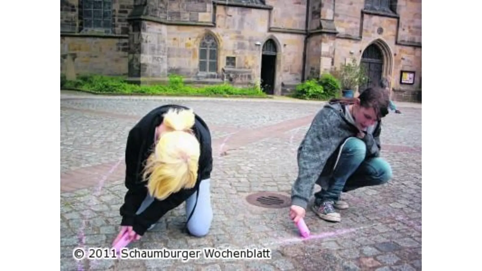 Jugendliche gestalten Kirchplatz um (Foto: em)