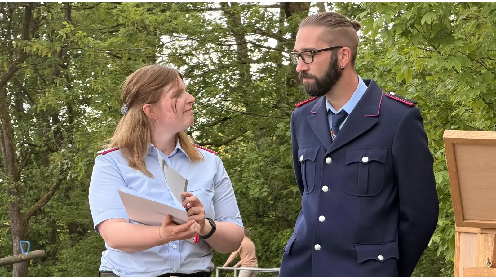 Frauke Dreier, hier bei der Beförderung von Marco Mackenstein, macht weiter als Ortsbrandmeisterin in Friedrichswald und hat es sich zum Ziel gesetzt, die beschlossene Fusion mit der Wehr in Wennenkamp nach Veröffentlichtung des Feuerwehrbedarfsplans zu begleiten. (Foto: ste)